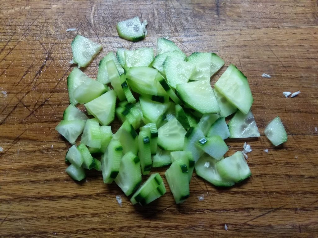 Фото рецепта - Салат овощной с кукурузой, авокадо и пекинской капустой - шаг 2