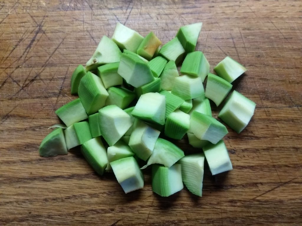 Фото рецепта - Салат овощной с кукурузой, авокадо и пекинской капустой - шаг 4