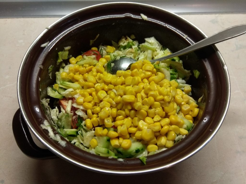 Фото рецепта - Салат овощной с кукурузой, авокадо и пекинской капустой - шаг 6
