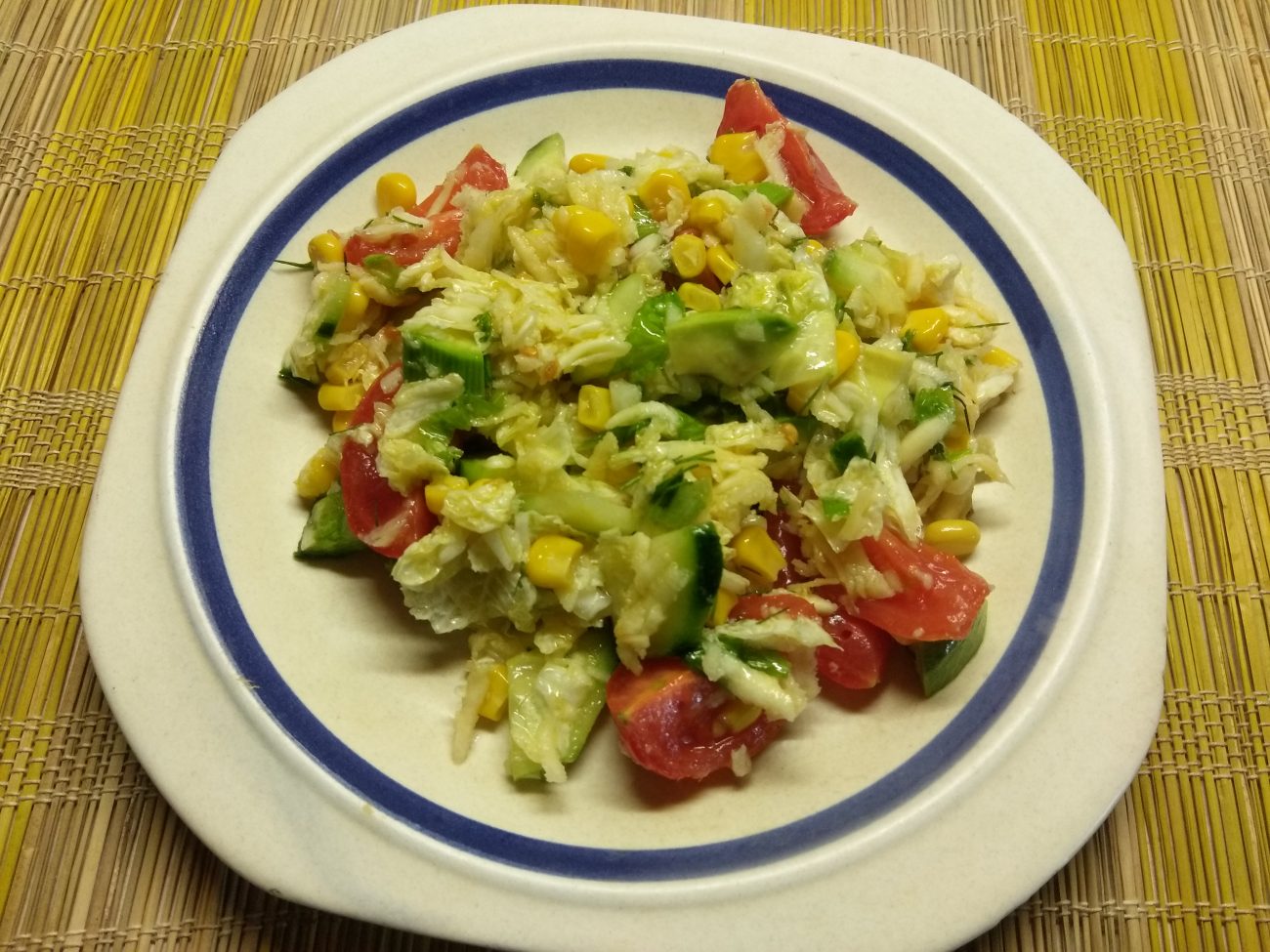 Салат овощной с кукурузой, авокадо и пекинской капустой