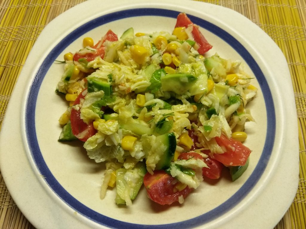 Фото рецепта - Салат овощной с кукурузой, авокадо и пекинской капустой - шаг 7