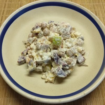 Салат с бужениной, фетой, нутом и грушей - рецепт с фото