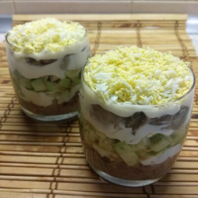 Слоеный салат из тунца, авокадо и маринованных шампиньонов - рецепт с фото