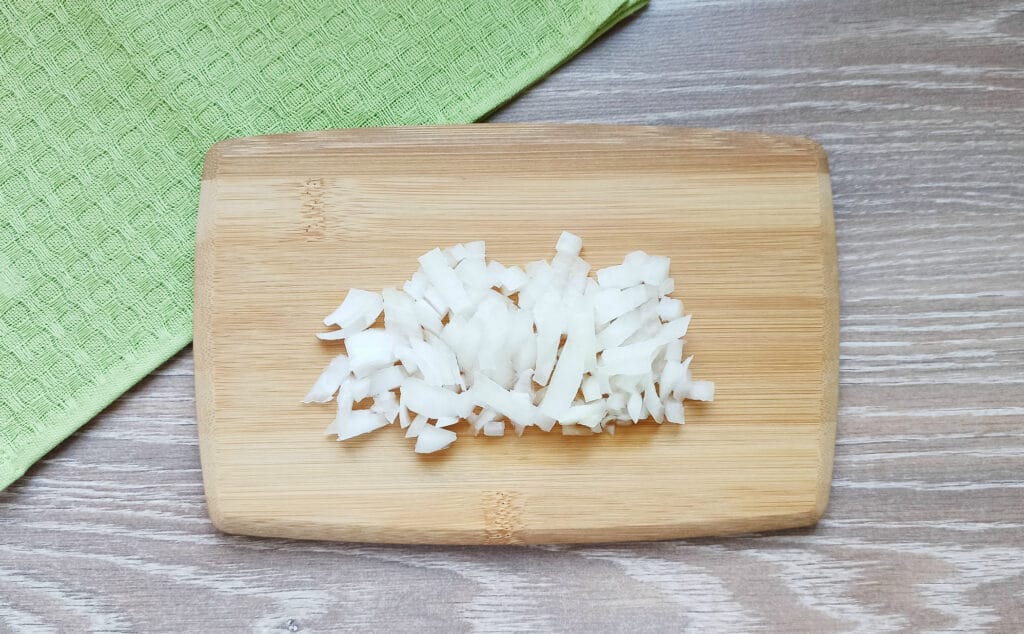 Фото рецепта - Макароны с грибами, колбасой и сыром на сковороде - шаг 1