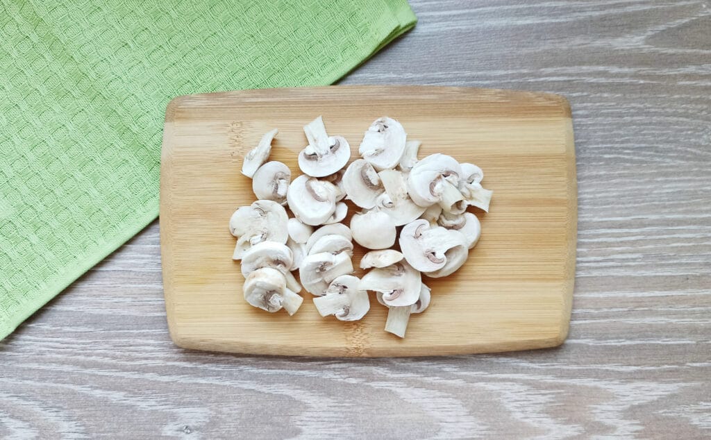 Фото рецепта - Макароны с грибами, колбасой и сыром на сковороде - шаг 2