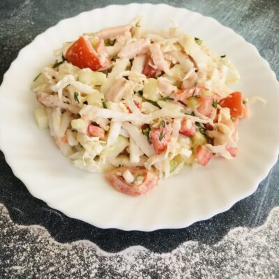 Овощной салат с копченой куриной грудкой - рецепт с фото