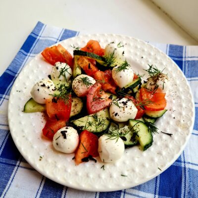 Салат с моцареллой и свежими овощами - рецепт с фото