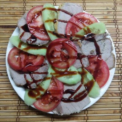 Быстрая закуска из буженины, помидоров и огурцов - рецепт с фото