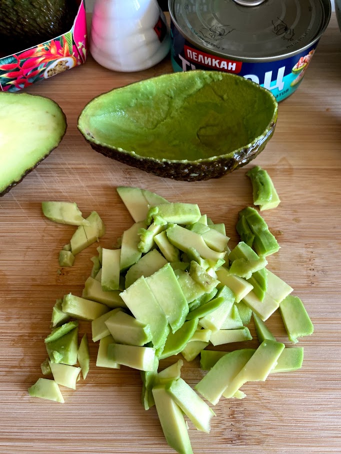 Фото рецепта - Салат из тунца с авокадо - шаг 4