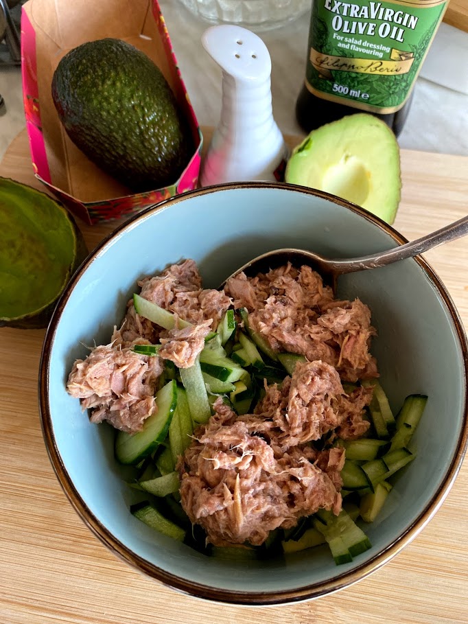 Фото рецепта - Салат из тунца с авокадо - шаг 7