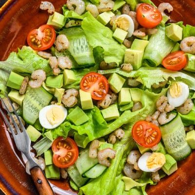 Легкий салат с креветками, авокадо и овощами