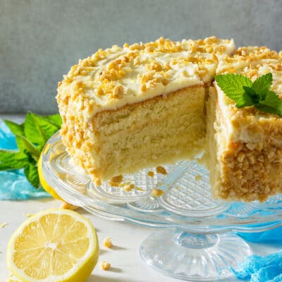 Бисквитный торт с лимонным кремом и орешками