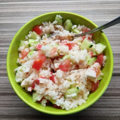 Салат с рисом, крабовыми палочками и свежими овощами - рецепт с фото