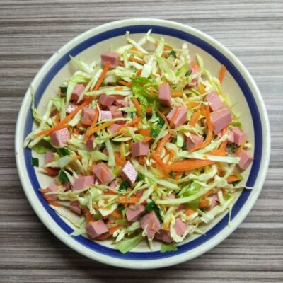 Салат с капустой, морковкой по-корейски и колбасой - рецепт с фото