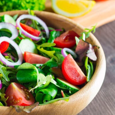 Летний салат с помидорами и огурцами - рецепт с фото