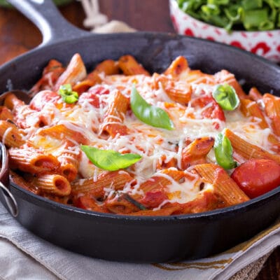 Запеченная паста с томатами и моцареллой - рецепт с фото
