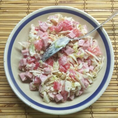 Капустный салат с колбасой, помидорами и пармезаном - рецепт с фото