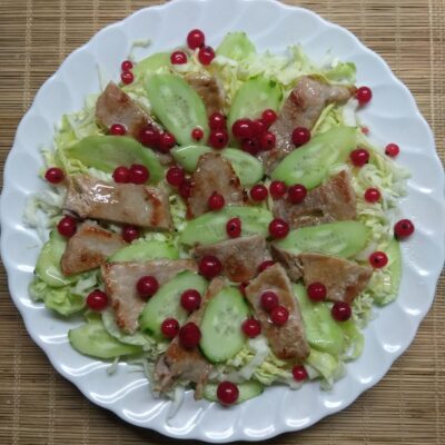Салат с капустой, свининой и красной смородиной - рецепт с фото