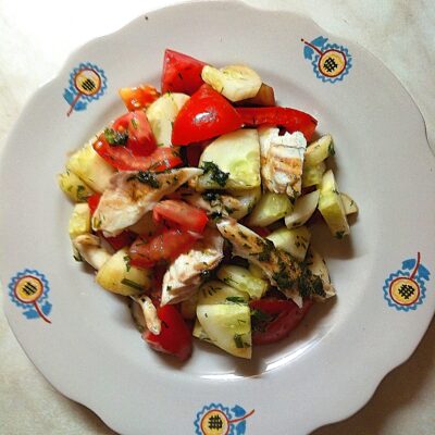 Салат со свежими овощами и запеченной дорадо - рецепт с фото