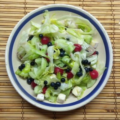Салат с ягодами, сыром и огурцами - рецепт с фото