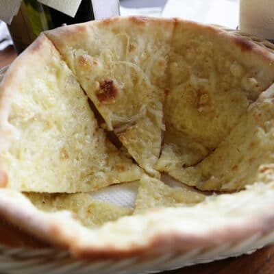 Итальянская фокачча с луком и сыром - рецепт с фото