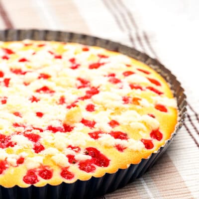 Быстрый пирог на сметане с красной смородиной - рецепт с фото