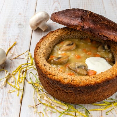 Грибной суп с рисом и овощами (в хлебе) - рецепт с фото