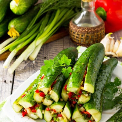 Острые огурцы с овощной начинкой - рецепт с фото