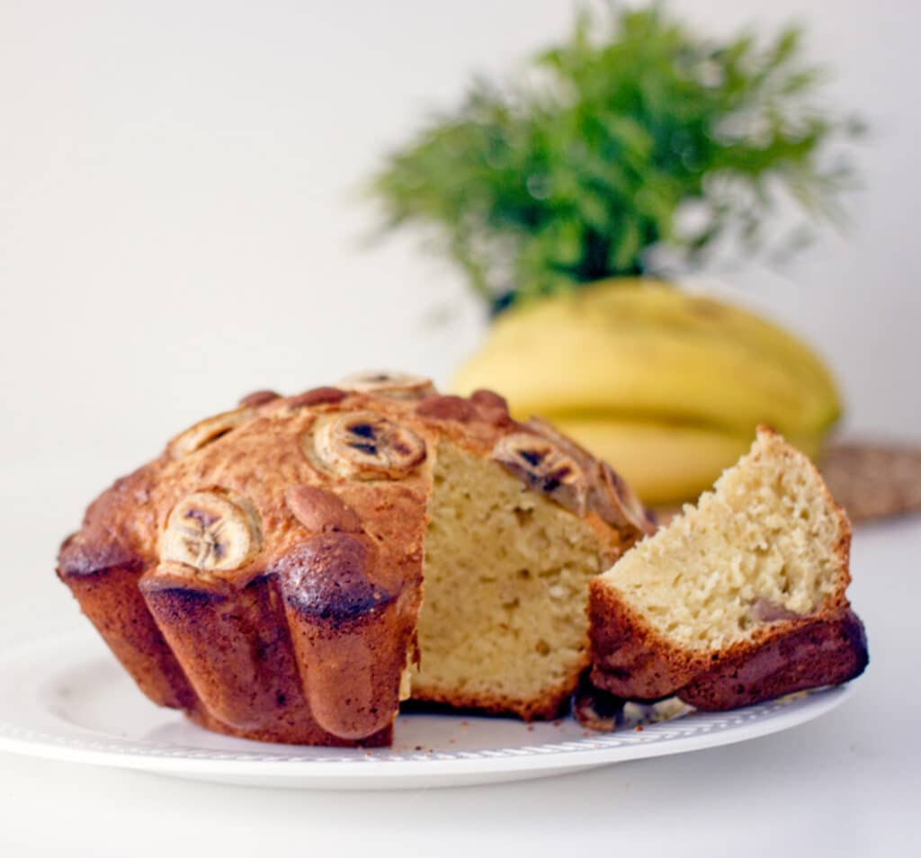 Фото рецепта - Кекс без сахара с бананом и орехами - шаг 8