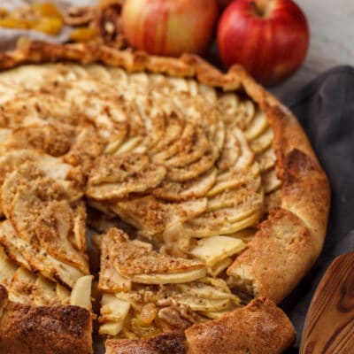 Открытый пирог с орехами и яблоками