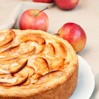 Открытый пирог с творожной начинкой, яблоками и персиками - рецепт с фото