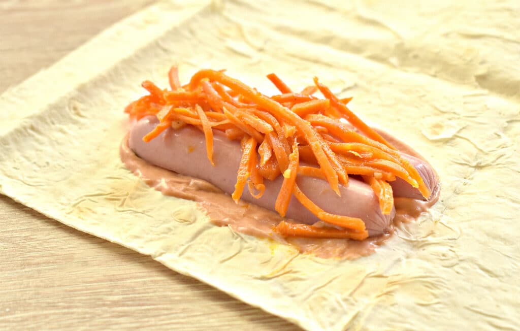 Фото рецепта - Сосиска в лаваше с морковкой по-корейски - шаг 3