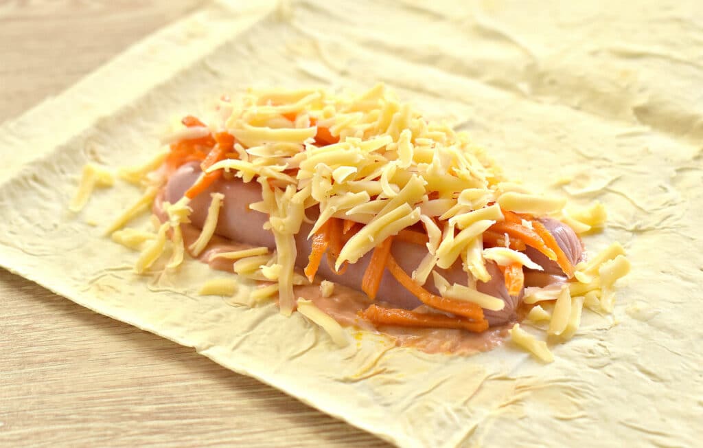 Фото рецепта - Сосиска в лаваше с морковкой по-корейски - шаг 4