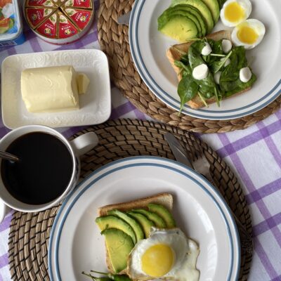 Тосты с яйцами и авокадо - рецепт с фото