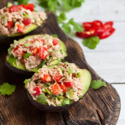 Авокадо, фаршированный салатом из тунца - рецепт с фото