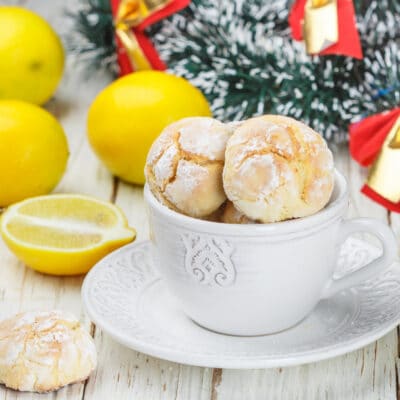 Мраморное лимонное печенье с трещинками