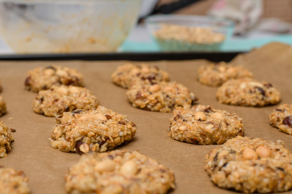 Фото рецепта - Овсяное печенье «Домашнее» с орехами и финиками - шаг 9