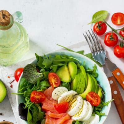 Диетический салат с семгой и овощами - рецепт с фото