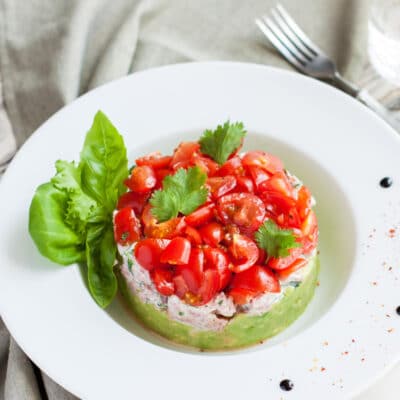Полезный слоеный салат с тунцом и авокадо - рецепт с фото