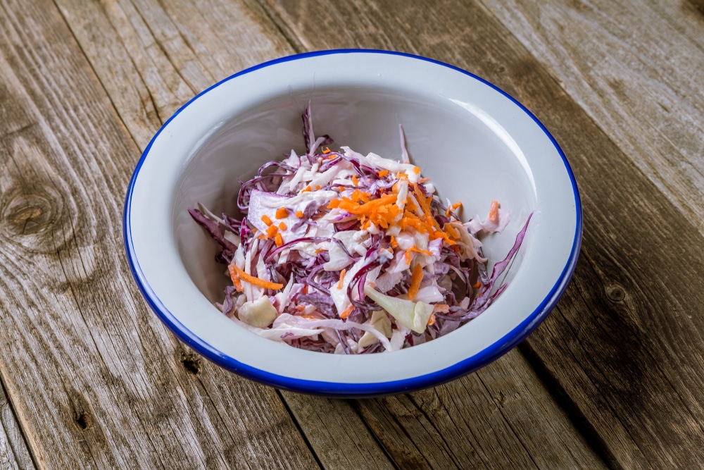 Фото рецепта - Салат из краснокочанной, белокочанной капусты и моркови - шаг 3