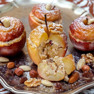 Запечённые яблоки с мюсли и орехами - рецепт с фото