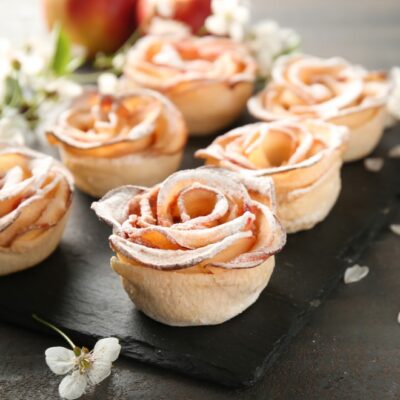 Яблочные розы из слоеного теста (булочки) - рецепт с фото