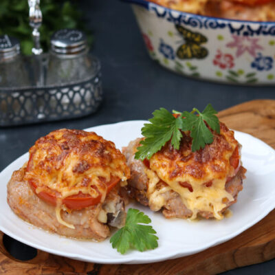 Куриные бедра с помидорами и сыром - рецепт с фото