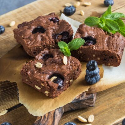 Шоколадный брауни с черникой и орешками - рецепт с фото