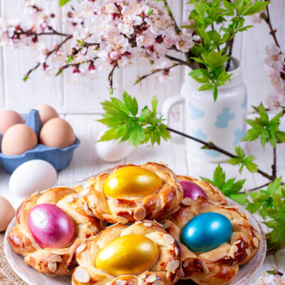 Пасхальные булочки из дрожжевого теста с яйцом - рецепт с фото