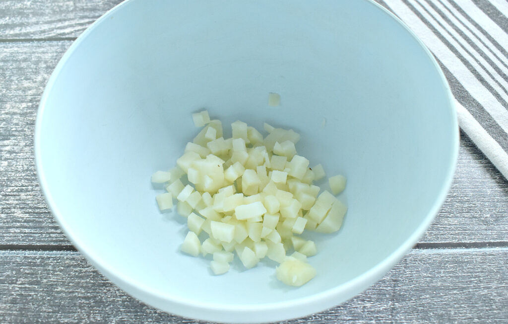 Фото рецепта - Картофельный салат с редисом и яйцом - шаг 1