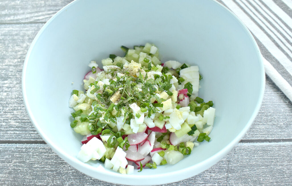 Фото рецепта - Картофельный салат с редисом и яйцом - шаг 5