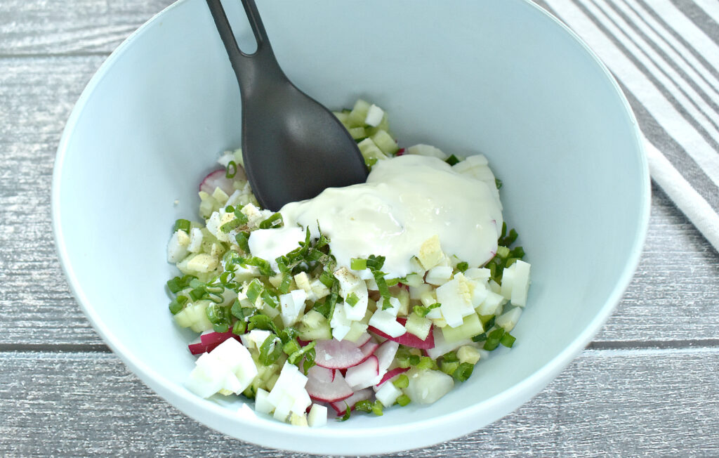 Фото рецепта - Картофельный салат с редисом и яйцом - шаг 6
