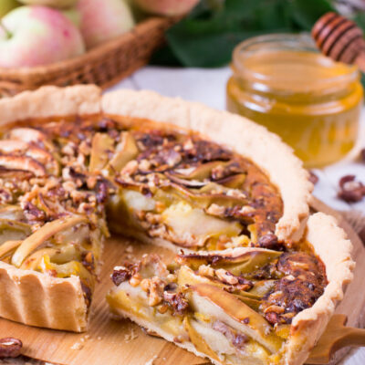 Тарт с яблоками и орешками - рецепт с фото