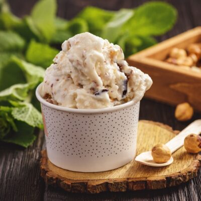 Домашнее мороженое с орехами и сухофруктами